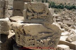 Blocs de la porte monumentale de la façade du temple