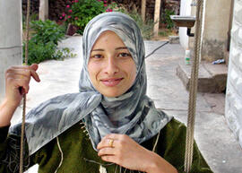 
Hommage à l'hospitalité syrienne. Portrait de femme. Bosra et la petite tailleuse ou la fiancée ...