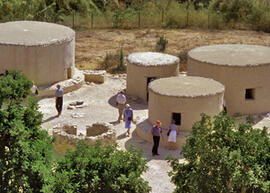 
Reconstitution de l'habitat néolithique à Khirokitia (Chypre). Vue générale des reconstitutions ...