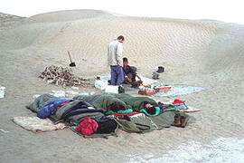 
Chemins vers l'Orient, Chine. Désert du Taklamakan (Xinjiang), bivouac au petit matin
