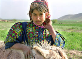 
Hommage à l'hospitalité syrienne. Portrait de jeune fille. Près du pont à caissons de Halabiyeh,...