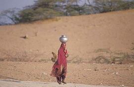 
Chemins vers l'Orient, Pakistan. Pasni, corvée d'eau
