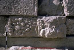 Blocs décorés de fruits (grenades), cella du temple