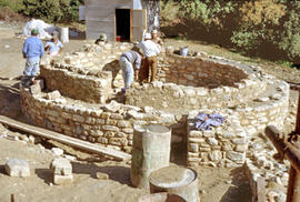 
Reconstitution de l'habitat néolithique à Khirokitia (Chypre). Construction d’un mur de pierres ...