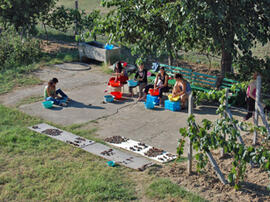 
Recherches franco-bulgares sur le site néolithique de Kovacevo en Bulgarie. L'Equipe. Des jeunes...