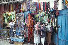 
Chemins vers l'Orient, Yémen. Sana'a, dans le souk aux tissus
