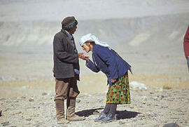 
Chemins vers l'Orient, Chine. Montagnes du Pasnir (Xinjiang), baise-main Tadjik
