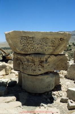 Pilastres et demi-colonnes de la façade du temple