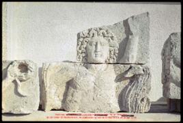 Film n°306. Khirbat adh-Dharih, 1999.  Ensemble de blocs du "fronton" S2DD : blocs 10.0...